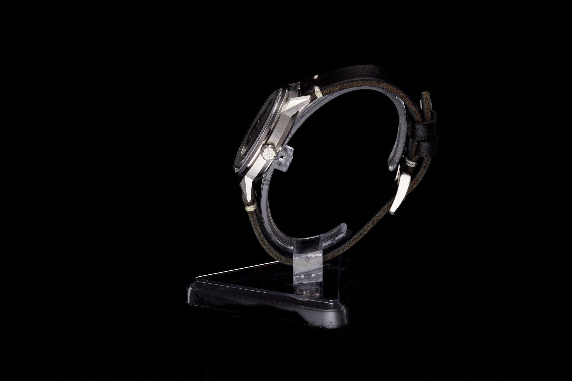 Comet 39mm 'Gold Carbon'