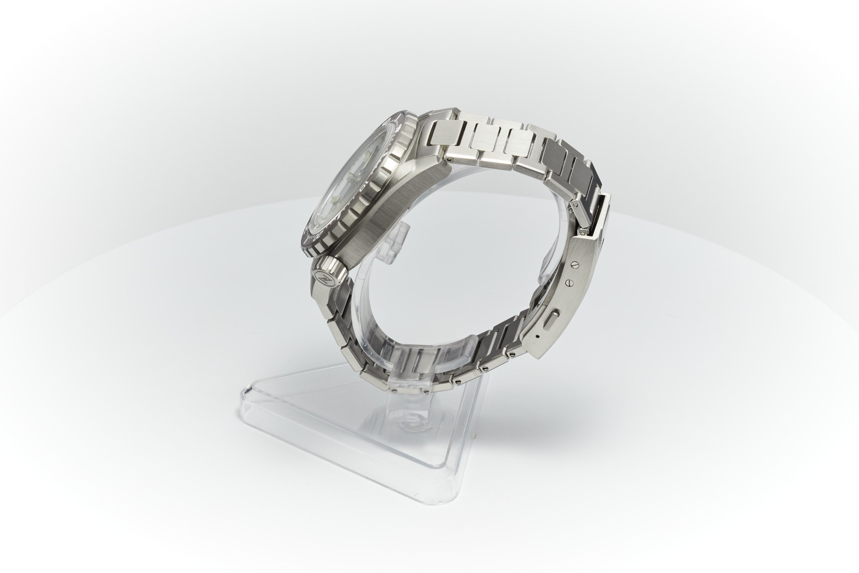 Thresher 44mm 'Hammered Grey'