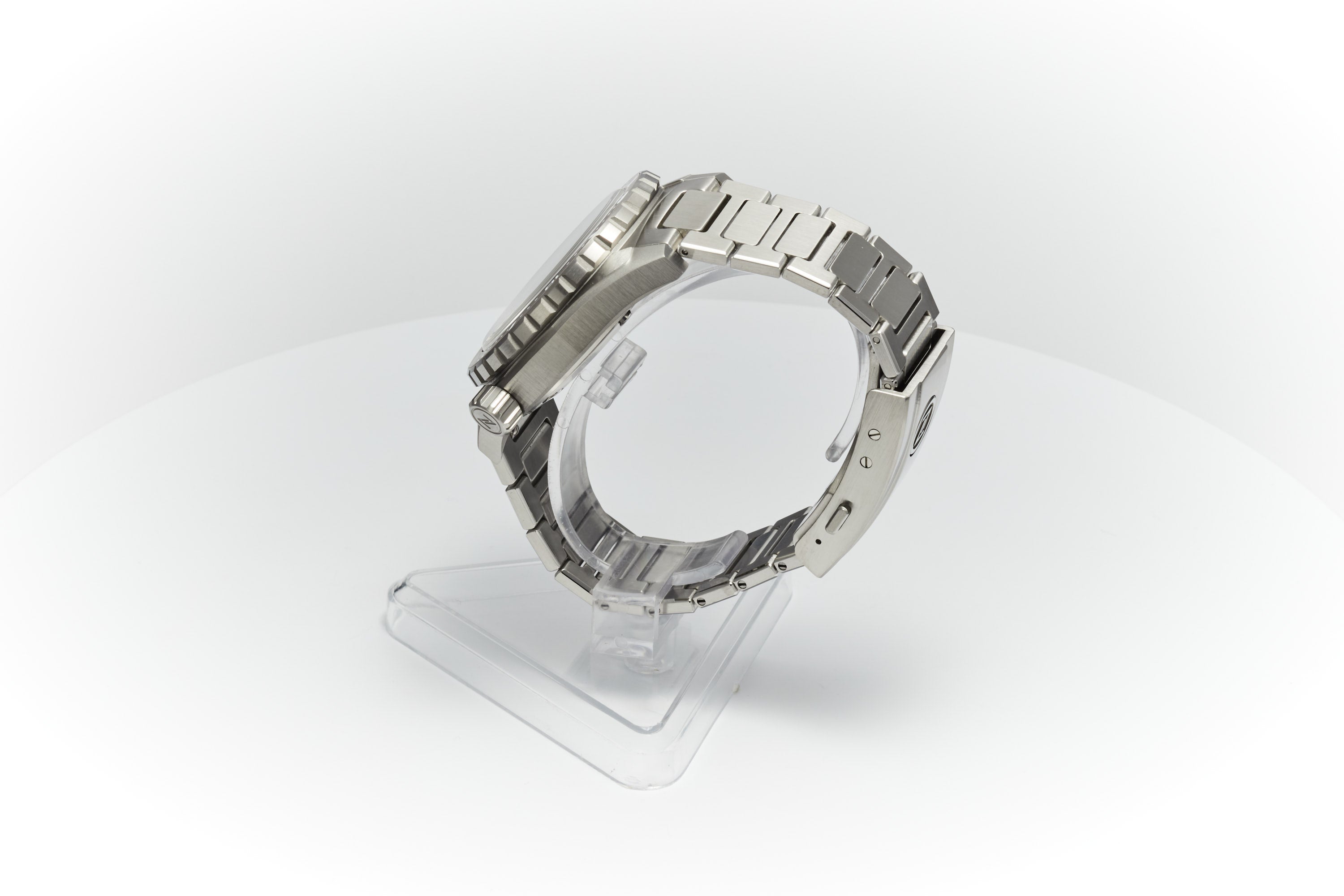 Thresher 44mm 'Hammered Grey'