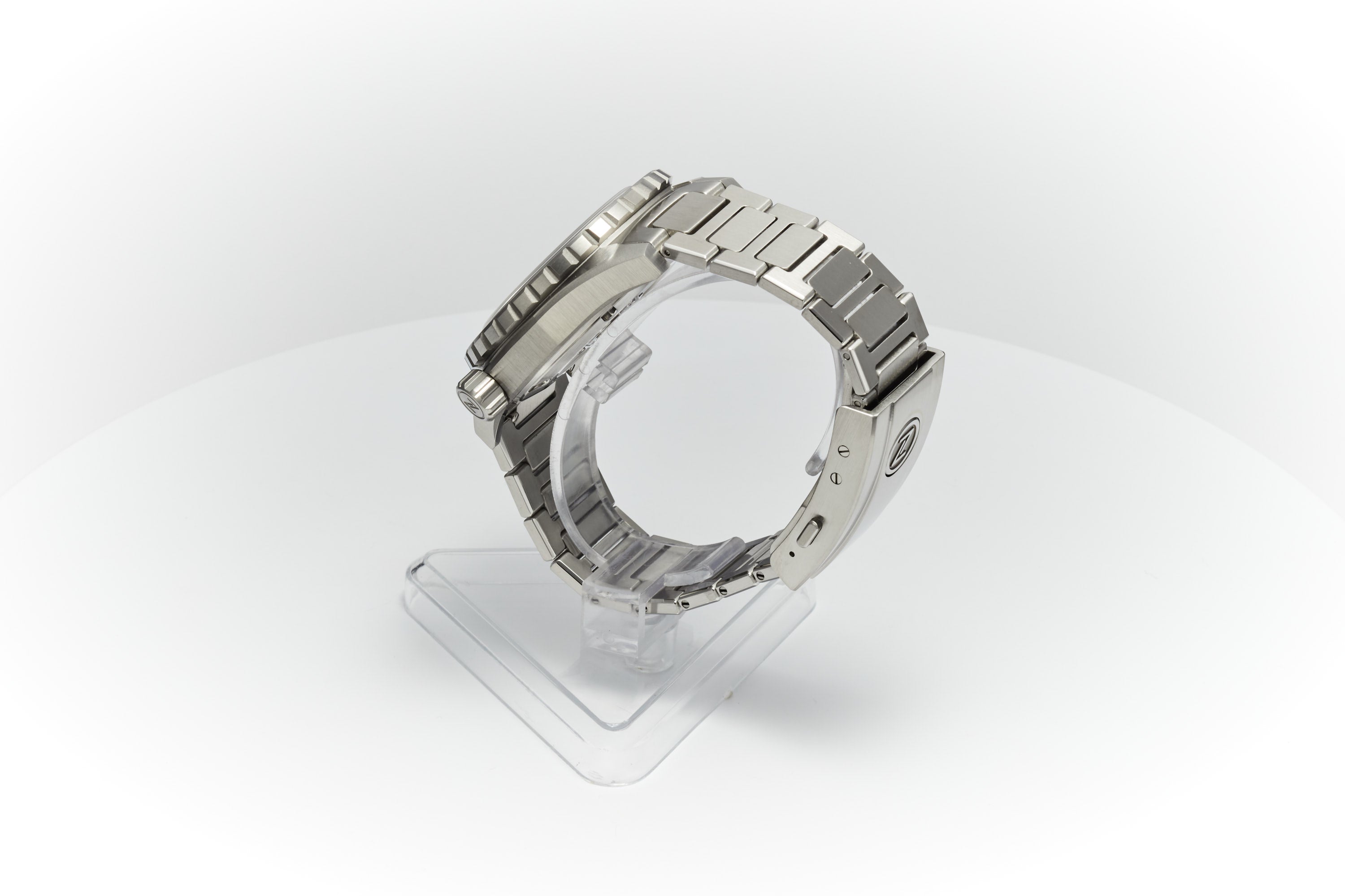 Thresher 44mm 'Hammered Grey'