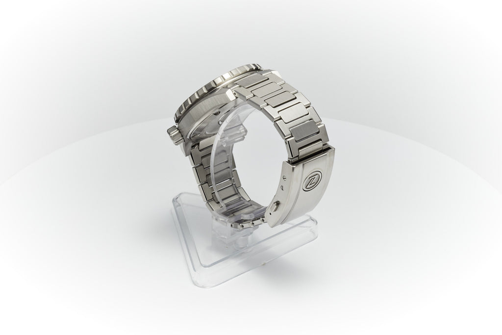 Thresher 44mm 'Hammered Grey'