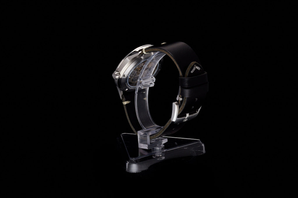 Comet 39mm 'Gold Carbon'