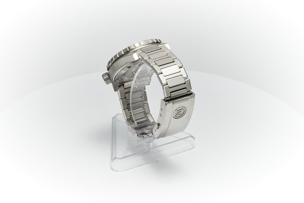 Thresher 44mm 'Hammered Grey'