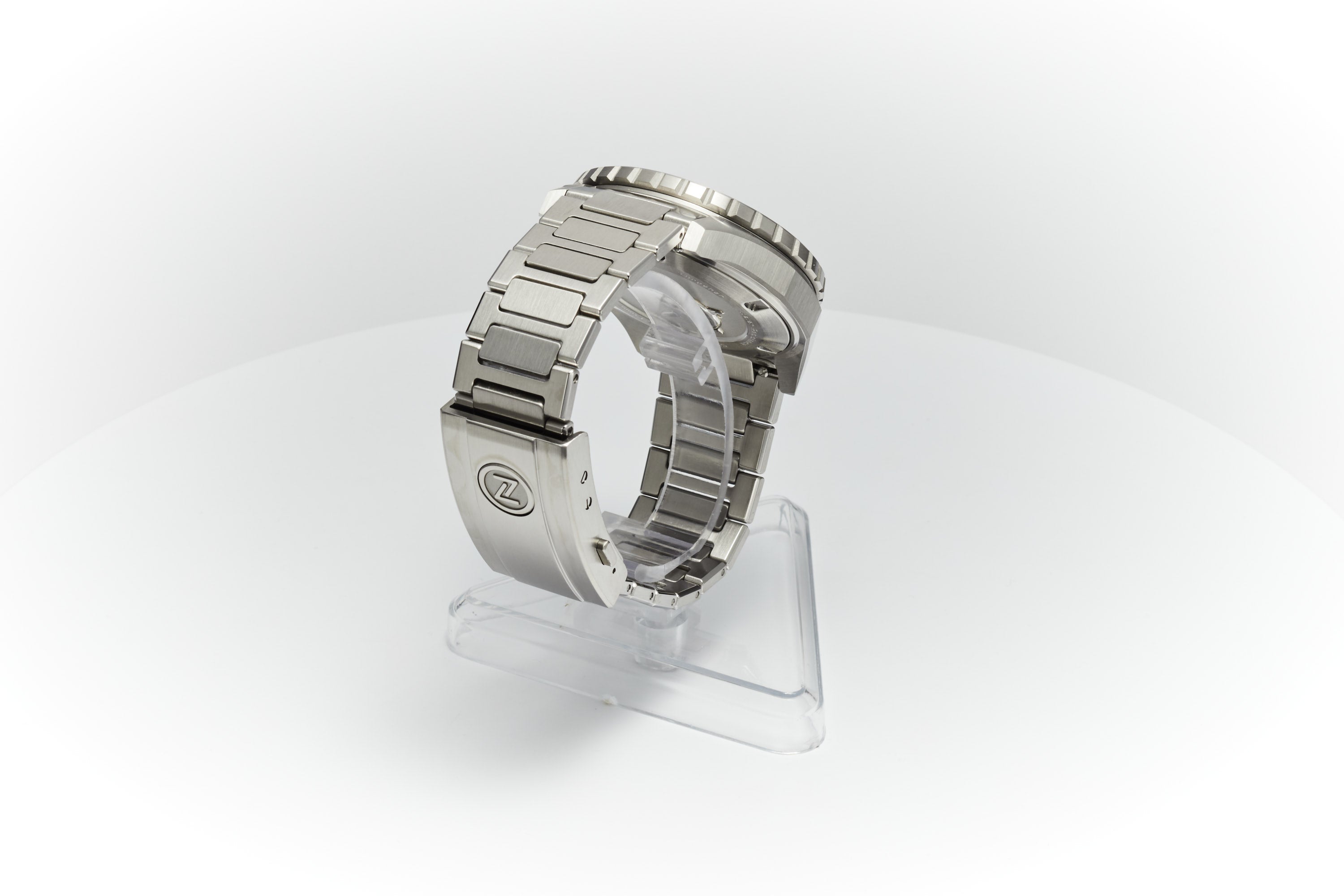 Thresher 44mm 'Hammered Grey'