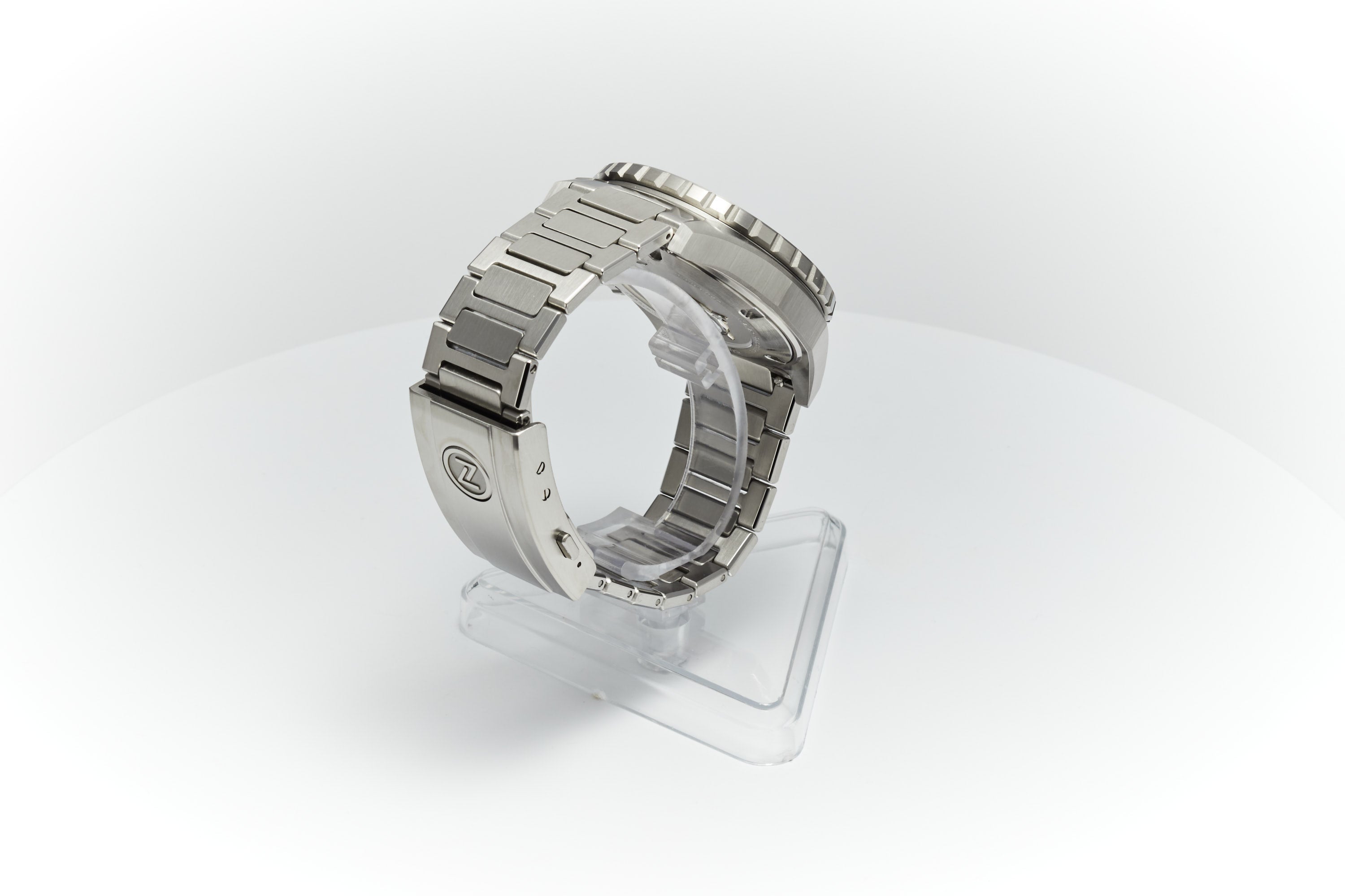 Thresher 44mm 'Hammered Grey'