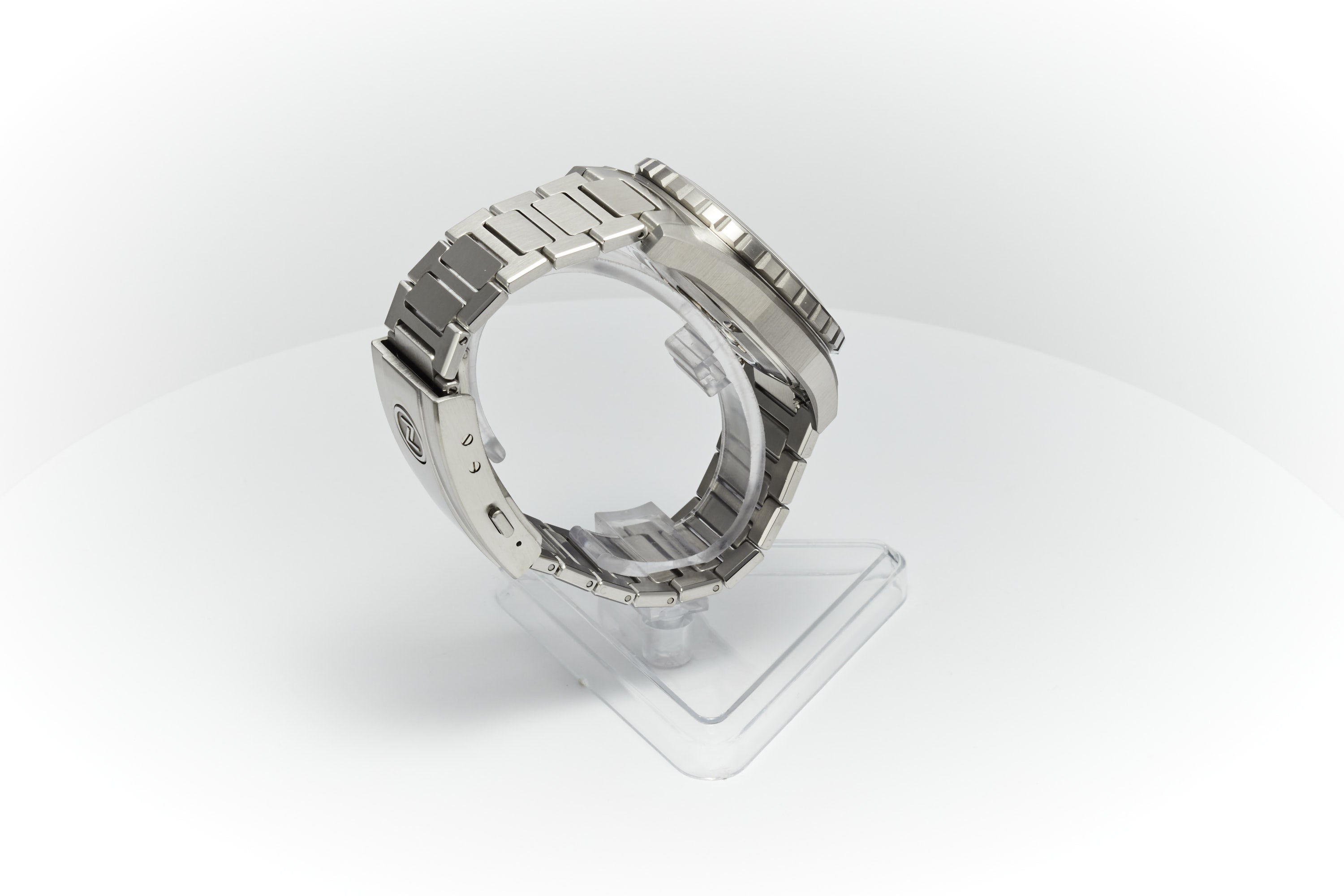 Thresher 44mm 'Hammered Grey'