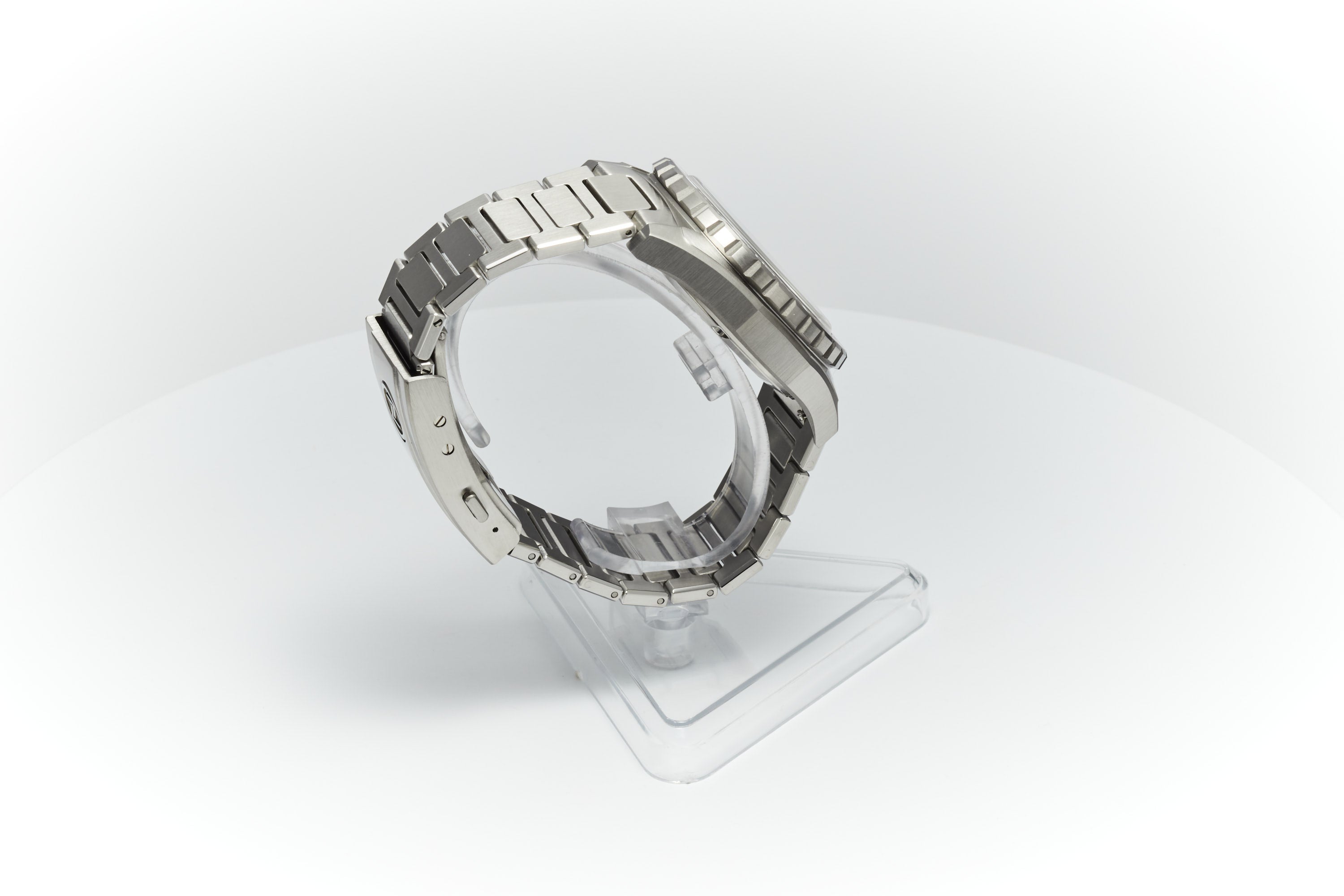 Thresher 44mm 'Hammered Grey'