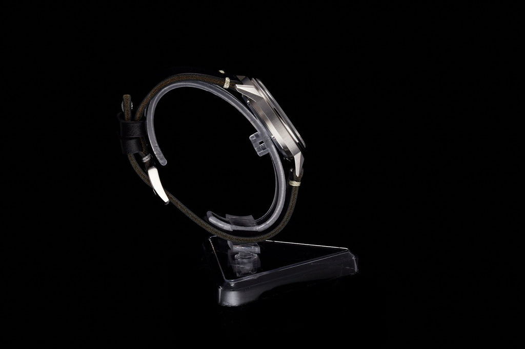 Comet 39mm 'Gold Carbon'