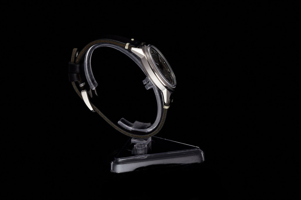 Comet 39mm 'Gold Carbon'