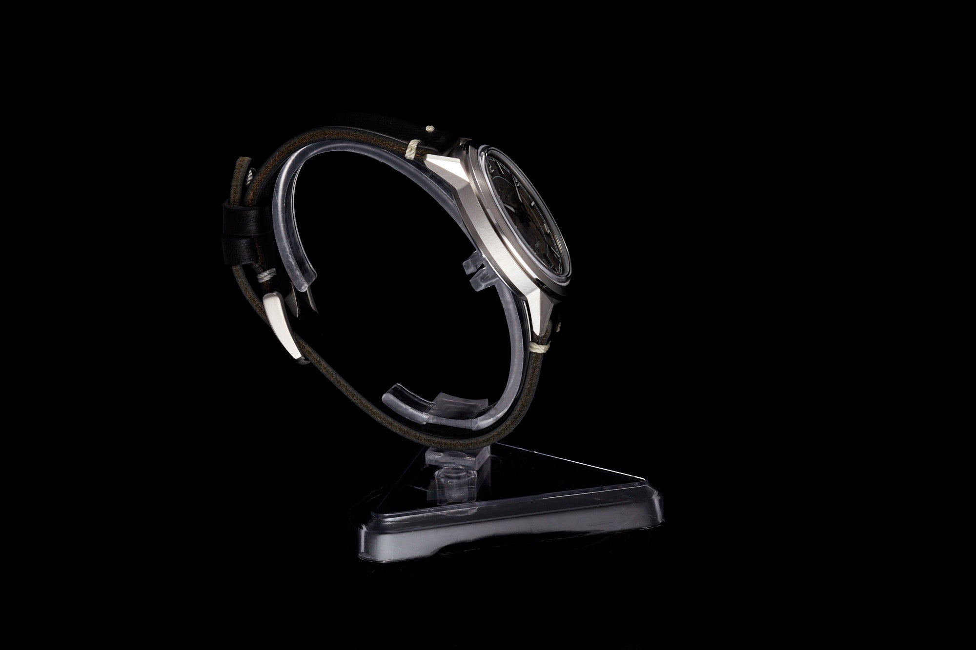 Comet 39mm 'Gold Carbon'