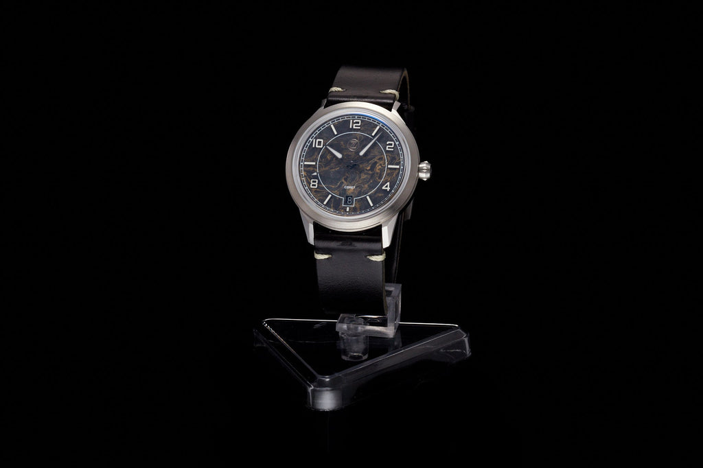 Comet 39mm 'Gold Carbon'