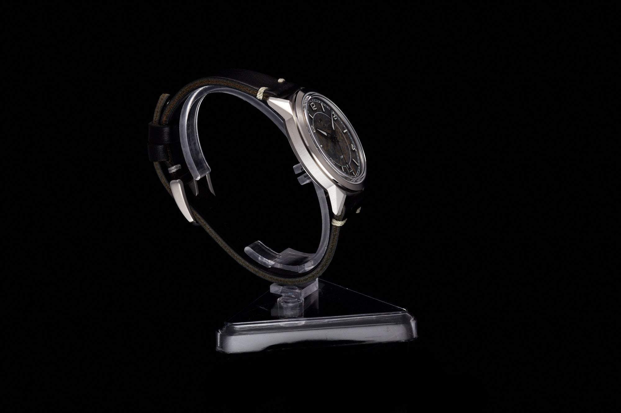 Comet 39mm 'Gold Carbon'