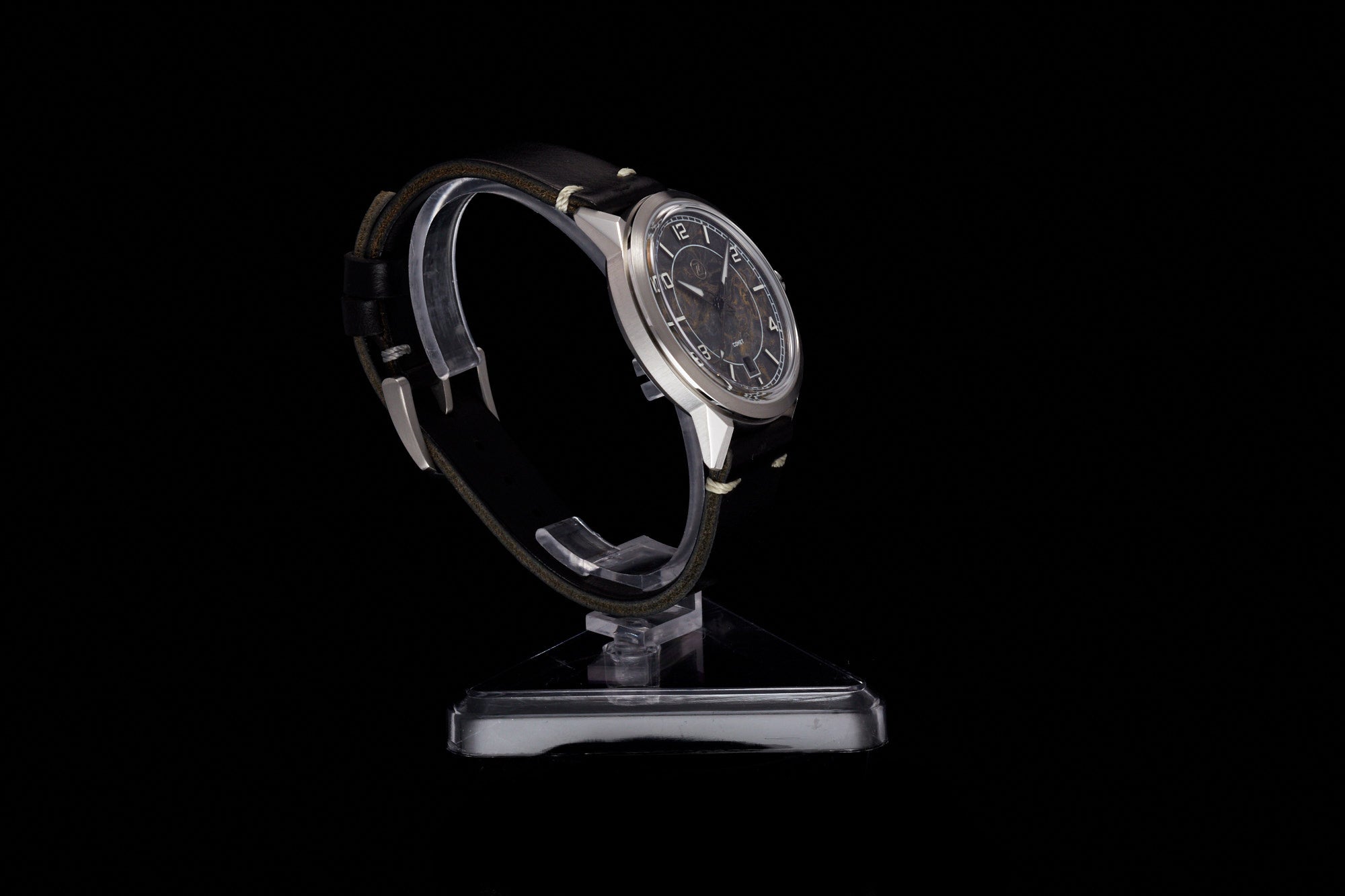 Comet 39mm 'Gold Carbon'