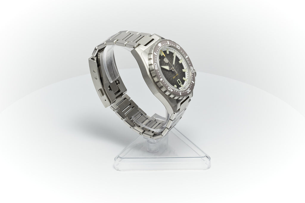 Thresher 44mm 'Hammered Grey'