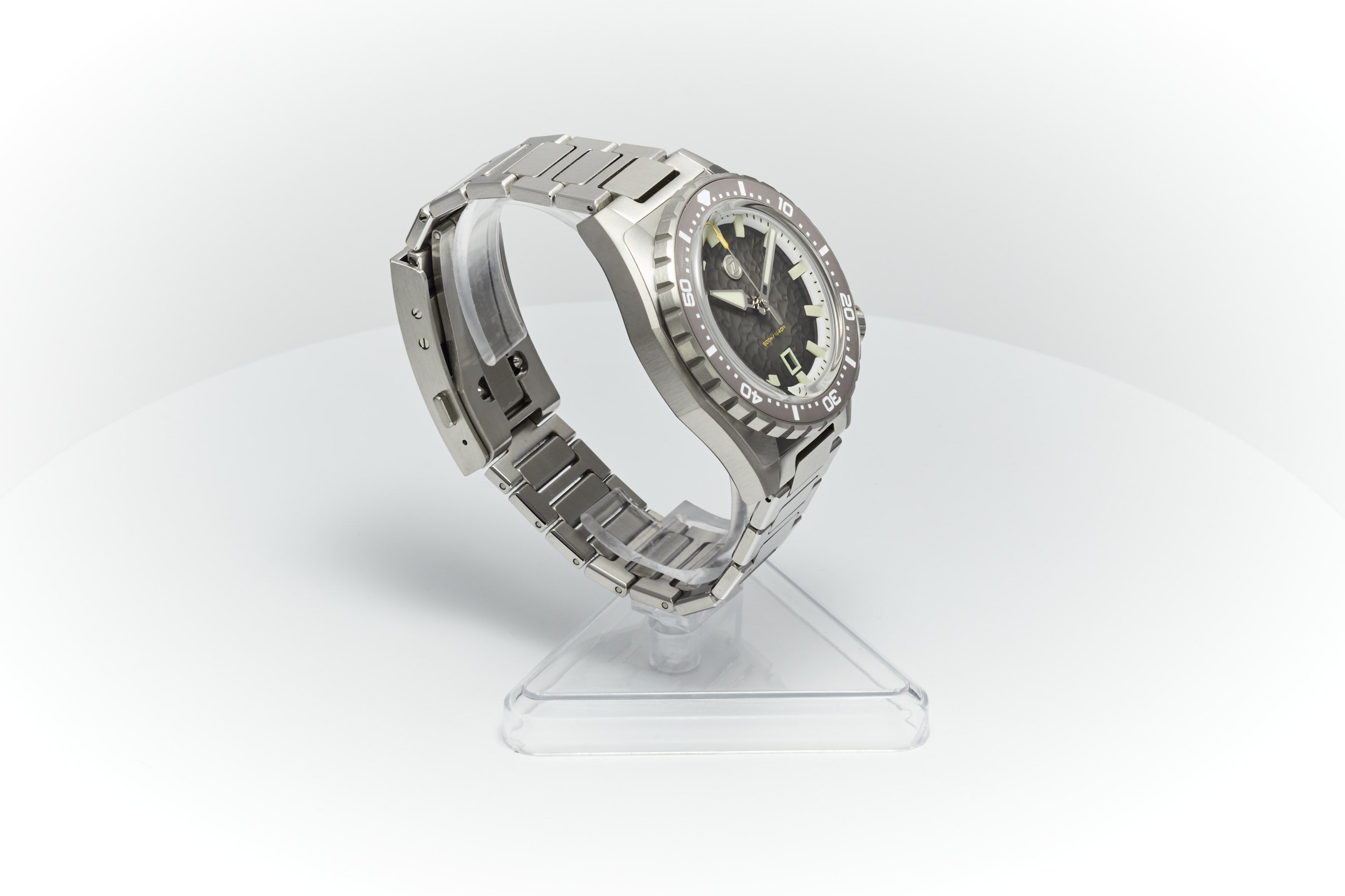 Thresher 44mm 'Hammered Grey'