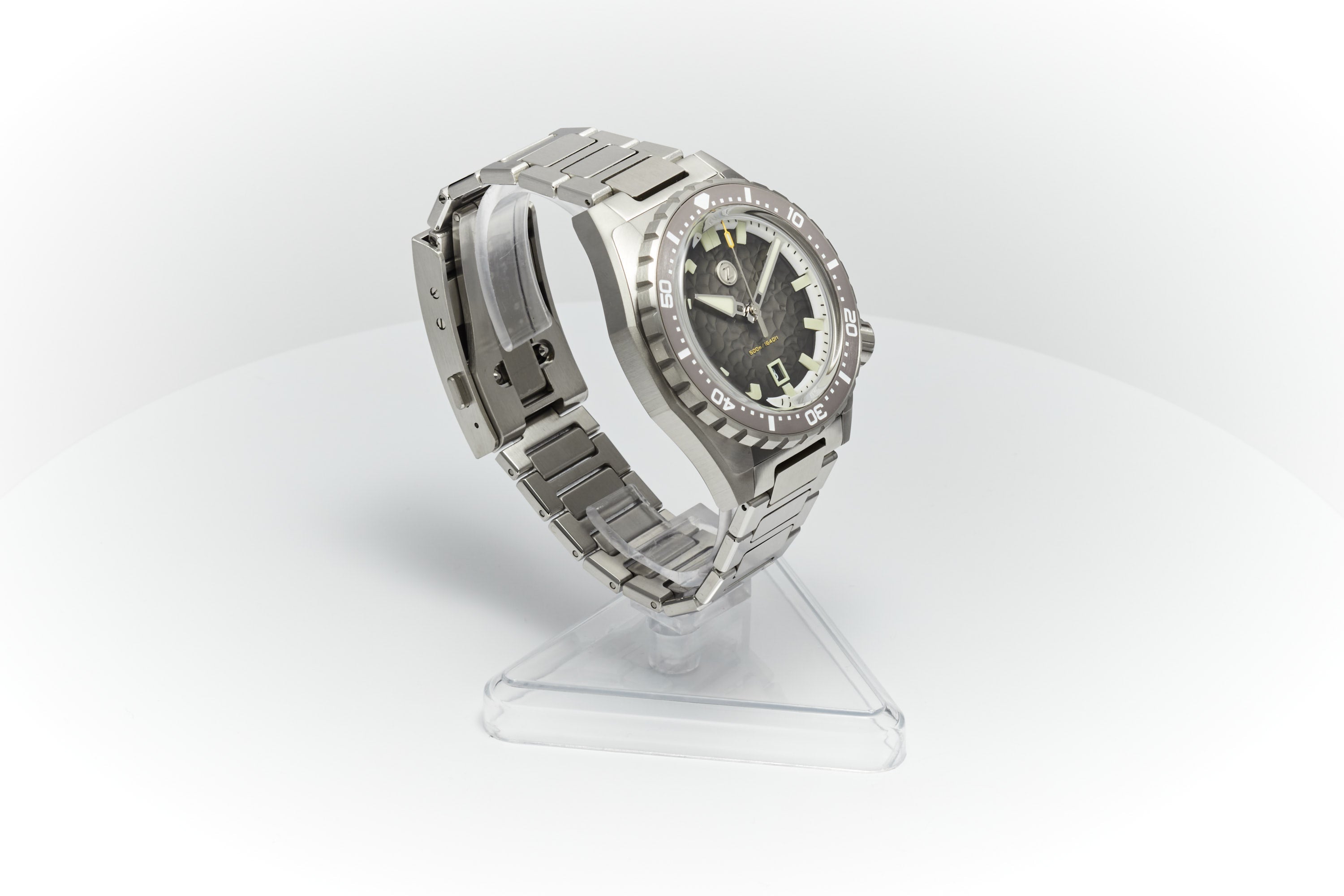 Thresher 44mm 'Hammered Grey'