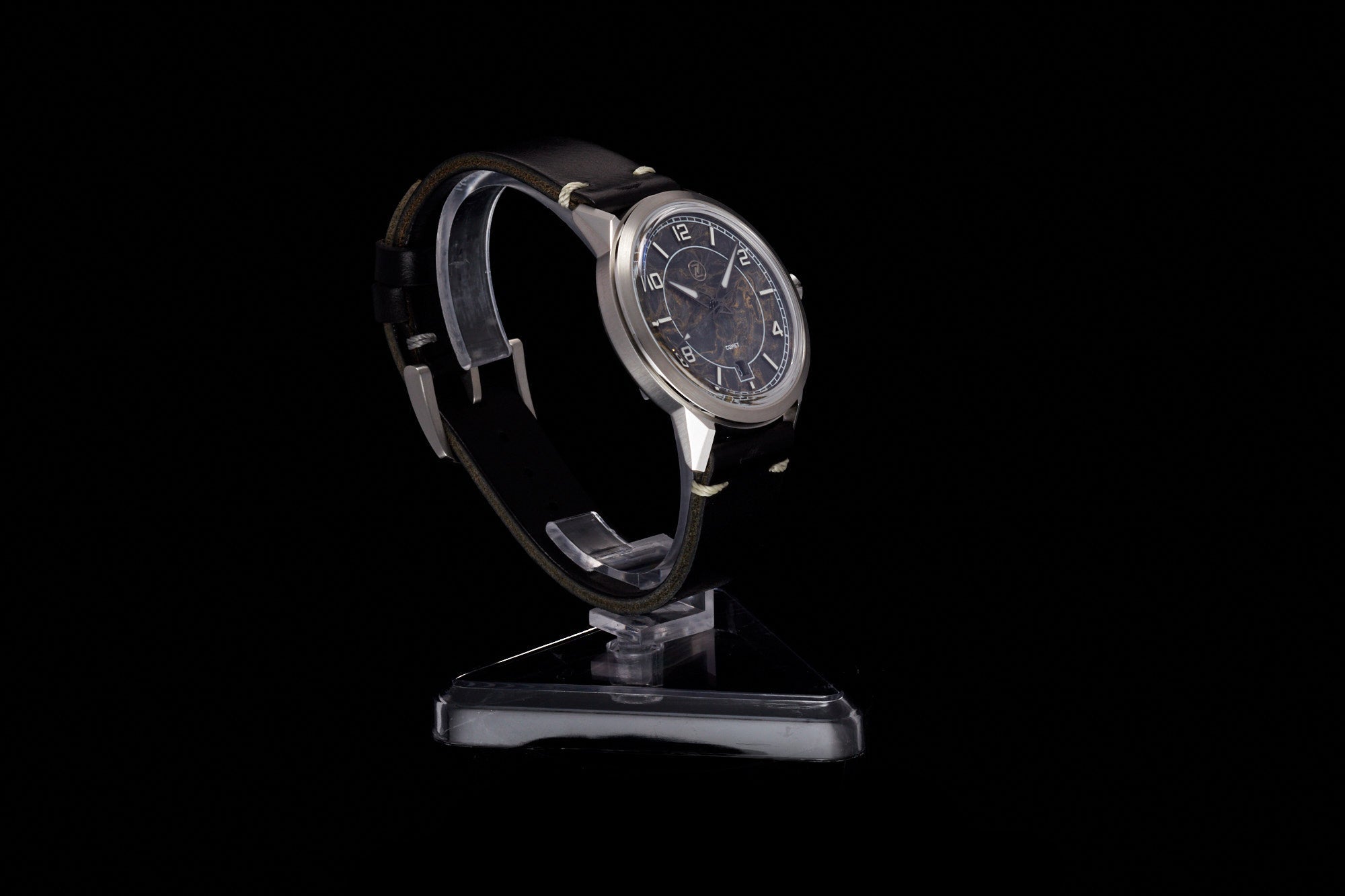 Comet 39mm 'Gold Carbon'