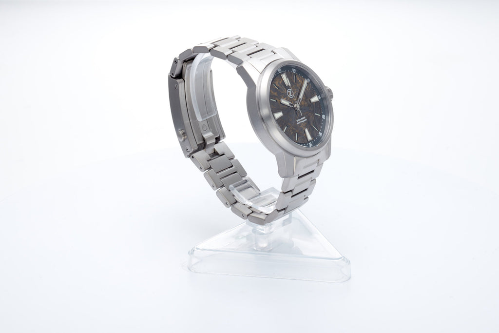 Aurora Field 42mm Ti 'Gold Carbon'