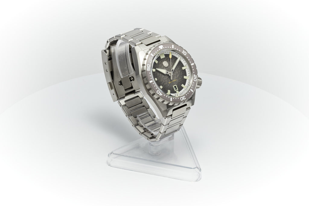 Thresher 44mm 'Hammered Grey'