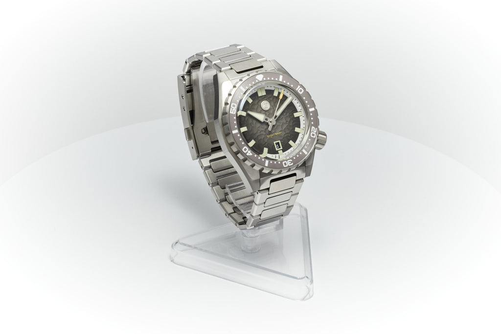Thresher 44mm 'Hammered Grey'
