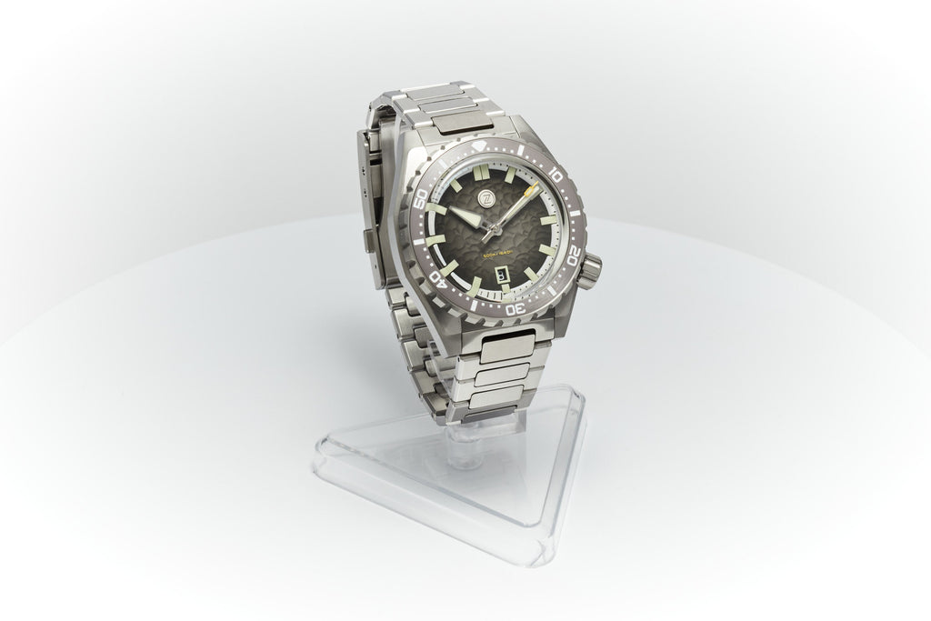 Thresher 44mm 'Hammered Grey'