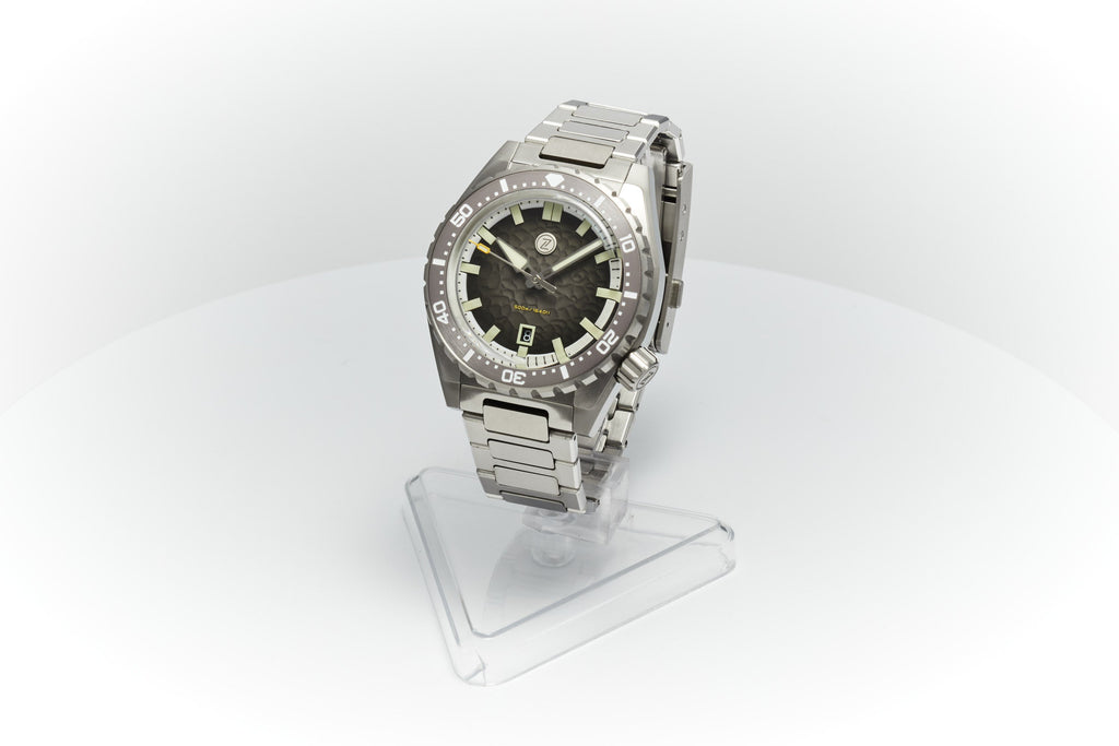 Thresher 44mm 'Hammered Grey'
