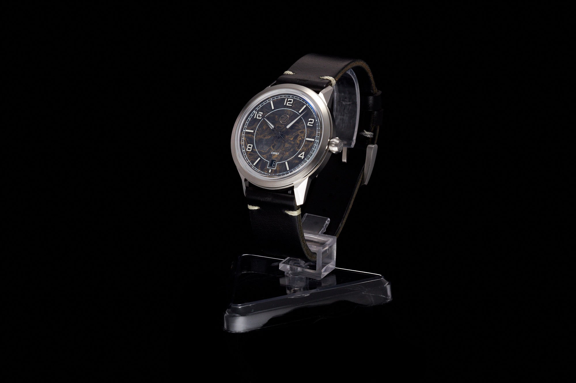 Comet 39mm 'Gold Carbon'