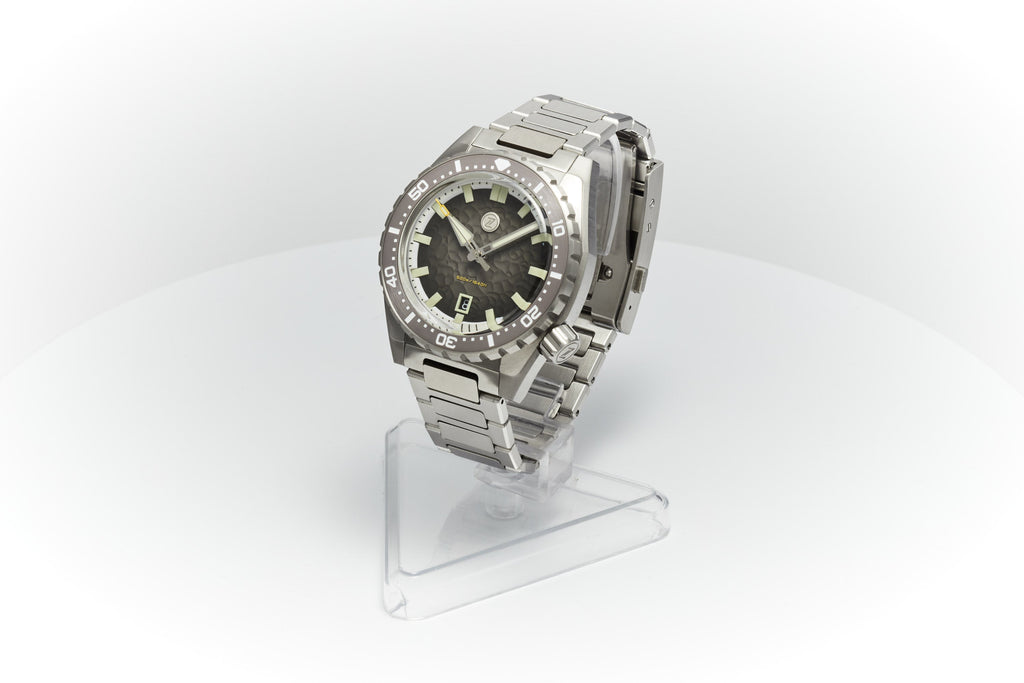 Thresher 44mm 'Hammered Grey'