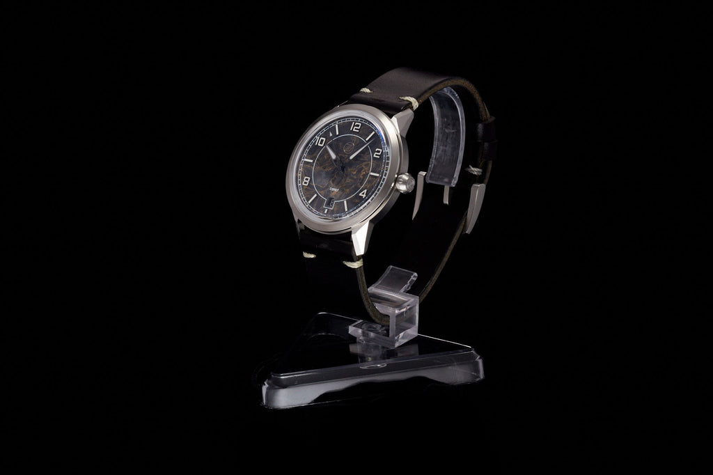Comet 39mm 'Gold Carbon'