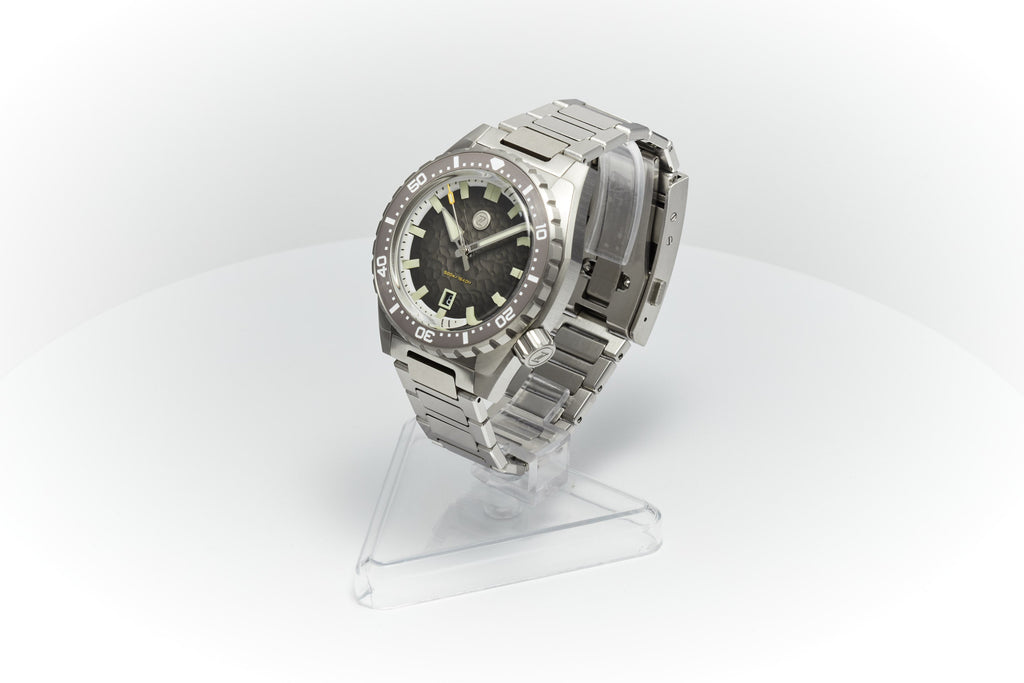 Thresher 44mm 'Hammered Grey'