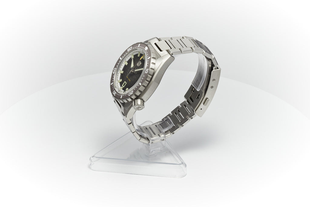 Thresher 44mm 'Hammered Grey'