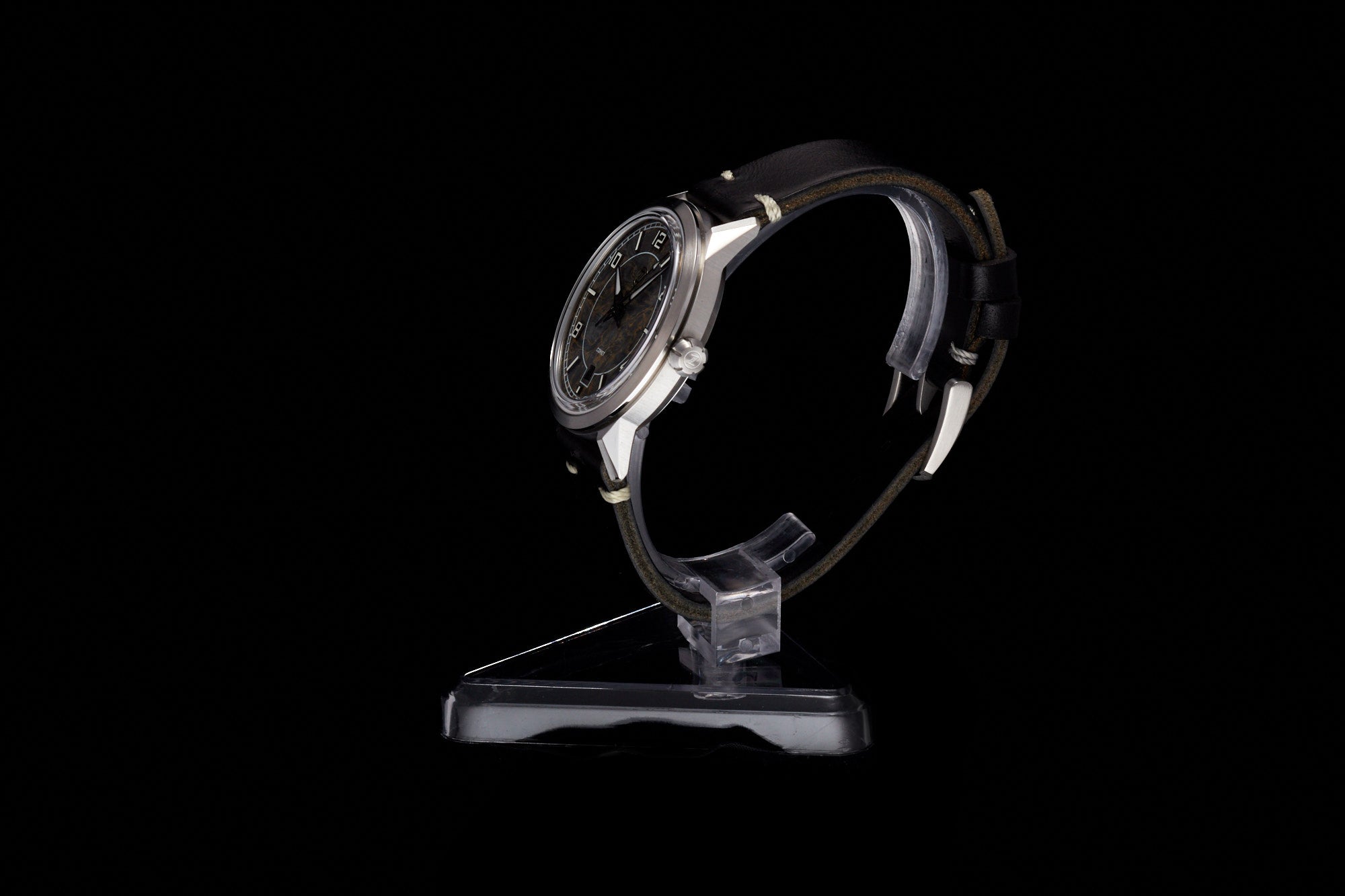 Comet 39mm 'Gold Carbon'