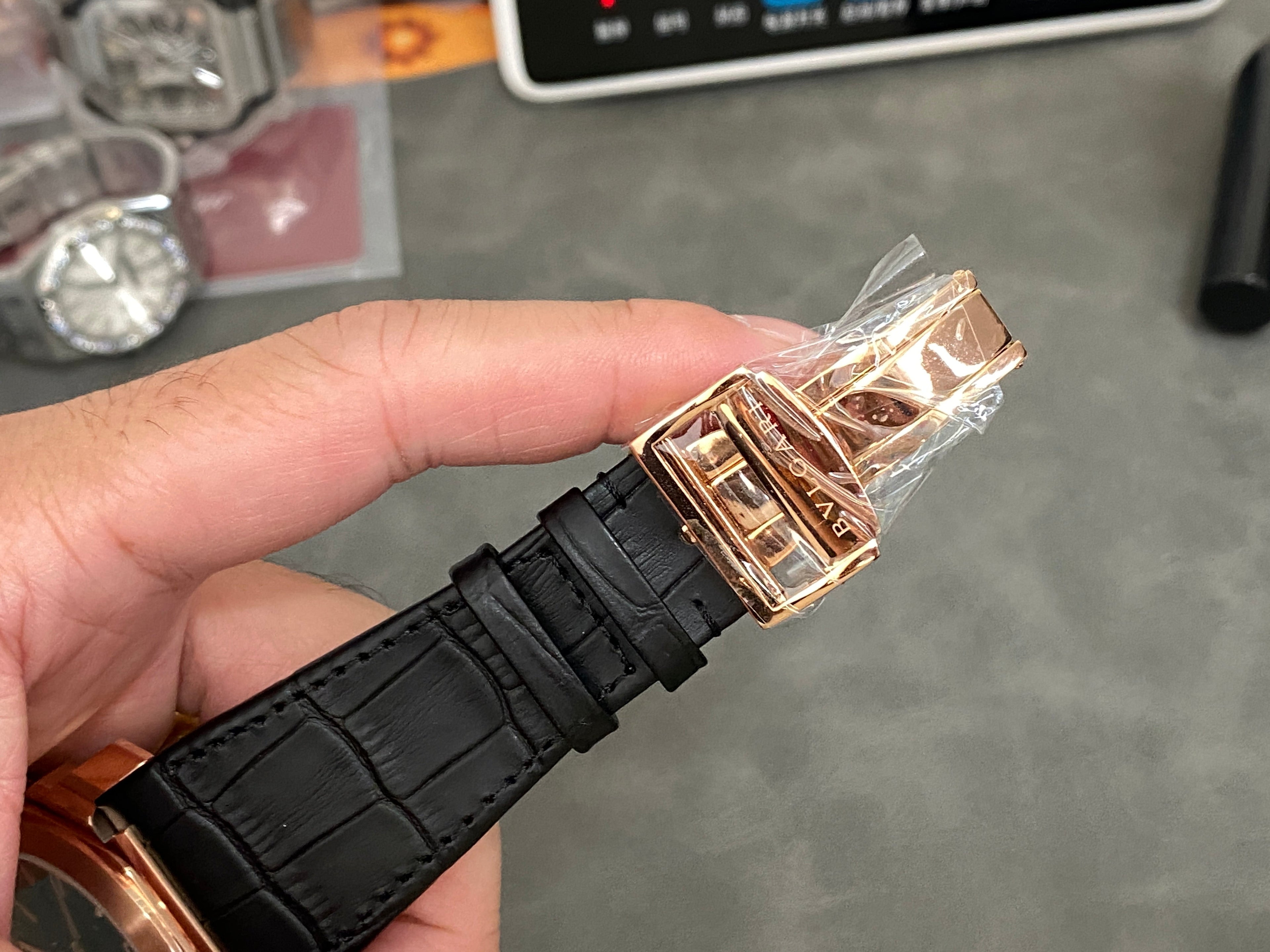 OCTO 41 ROSE GOLD CASE BLACK CROCODILE LEATHER STRAP